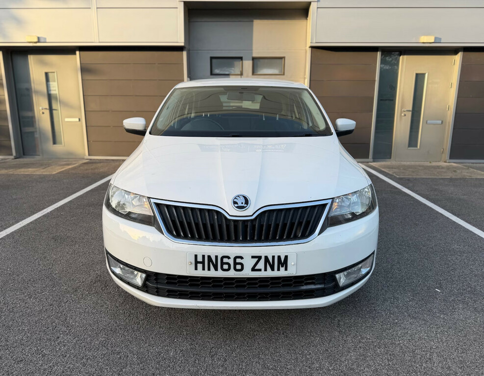 Skoda Rapid 1.6 Tdi Cr 115 Se Hatchback White #2