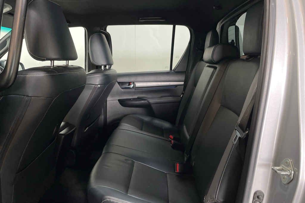 Toyota HILUX Dcab Pick Up D-4d Invincible X Silver Silver #4