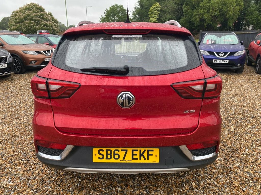 MG ZS 1.5L Exclusive Red #5