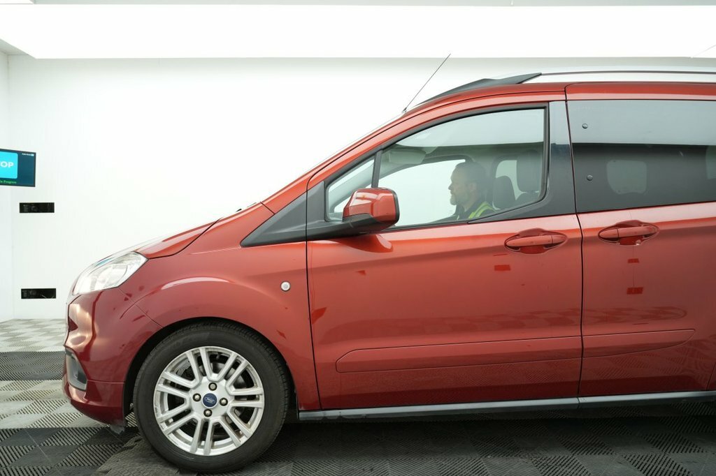 Ford Tourneo Courier 1.5L Titanium Red #4