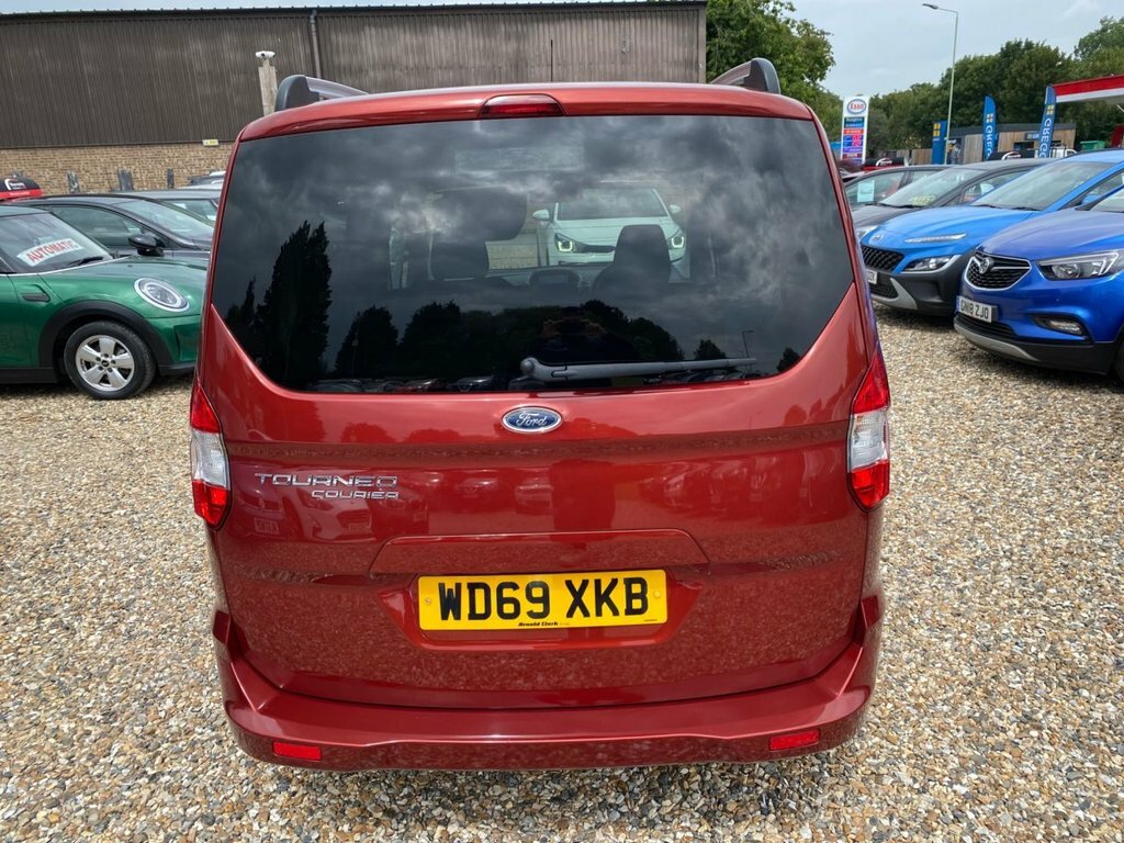 Ford Tourneo Courier 1.5L Titanium Red #5