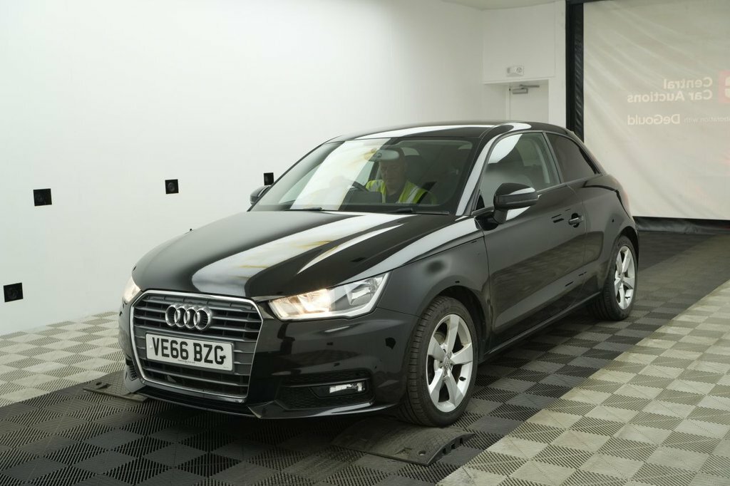 Audi A1 1.6L Sport Black #2