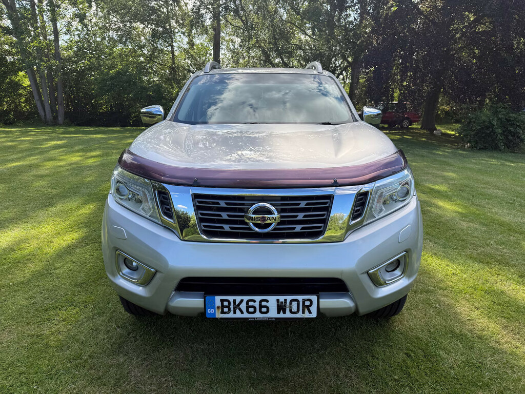 Nissan Navara Double Cab Pick Up Tekna 2.3Dci 190 4Wd Pick Up Di Silver #2