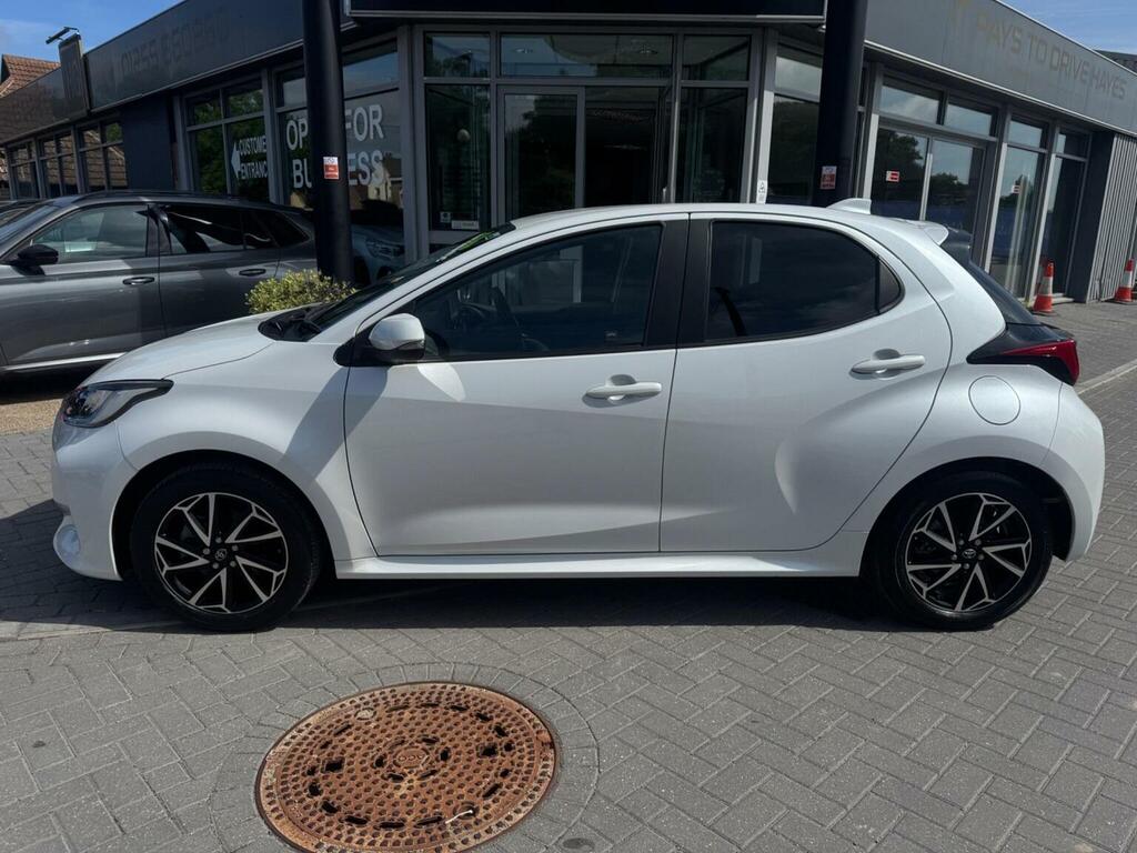 Toyota Yaris Hatchback 1.5 Vvt-h Design E-cvt Euro 6 Ss PK23GXV White #5