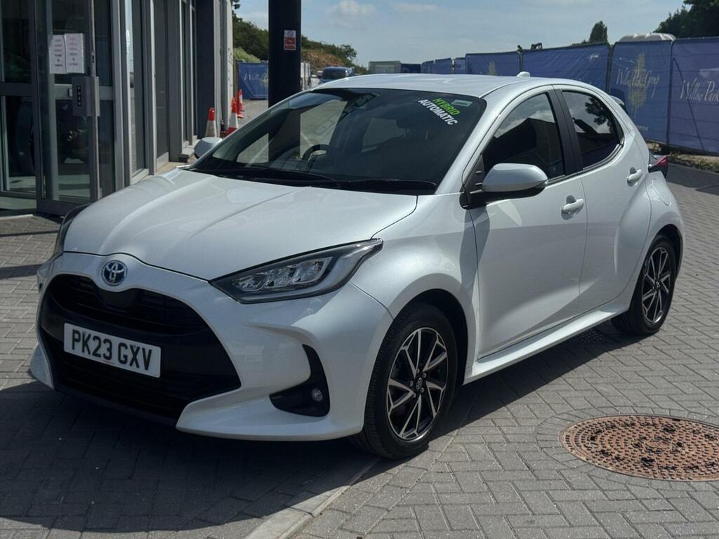 Toyota Yaris Hatchback 1.5 Vvt-h Design E-cvt Euro 6 Ss White