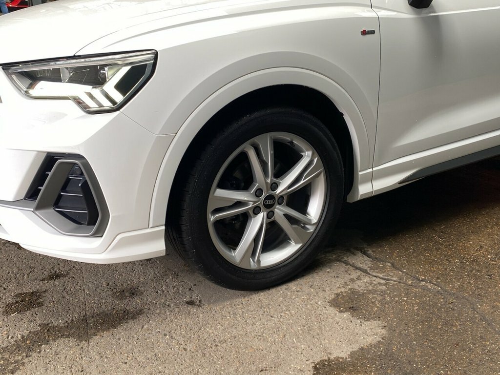 Audi Q3 1.5L S Line MW21UOH White #4