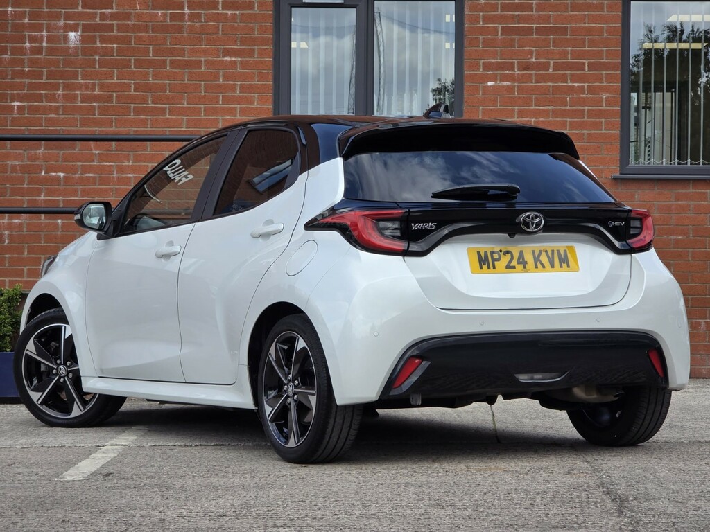 Toyota Yaris 1.5 Vvt-h Premiere Edition MP24KVM White #2