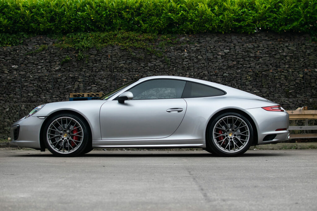 Porsche 911 Porsche 911 Carrera 4 Gts S-a Black #42