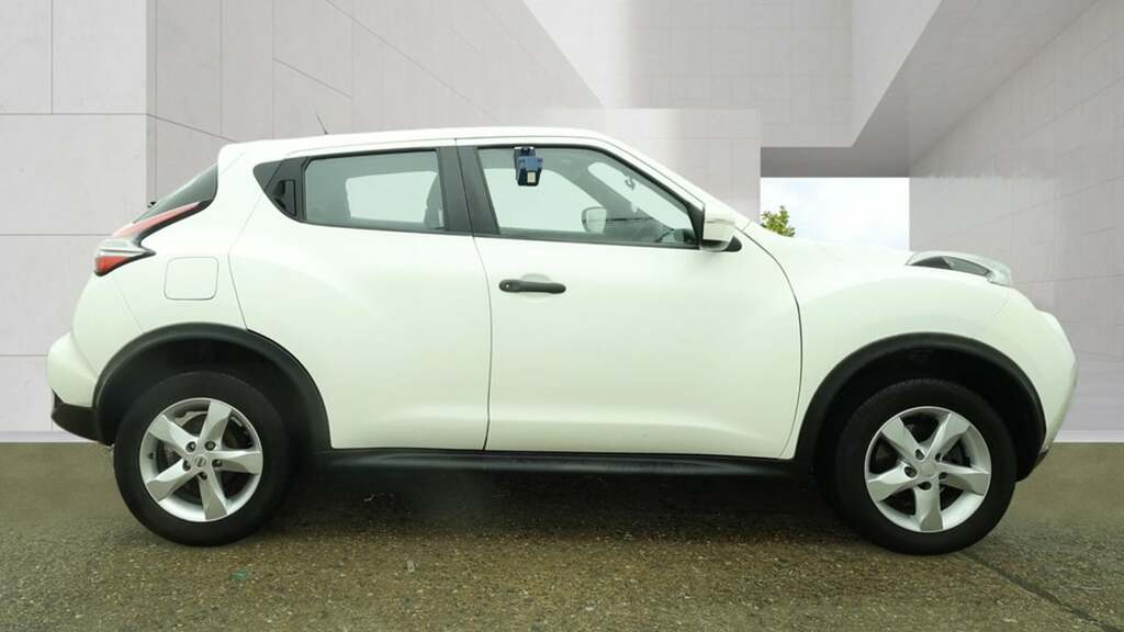 Nissan Juke Home Car Detail White #5