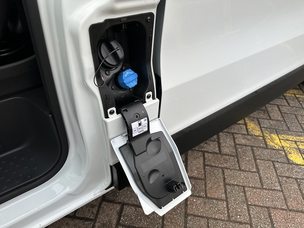 Renault Trafic Sl30 Blue Dci 130 Advance Safety Van White #27