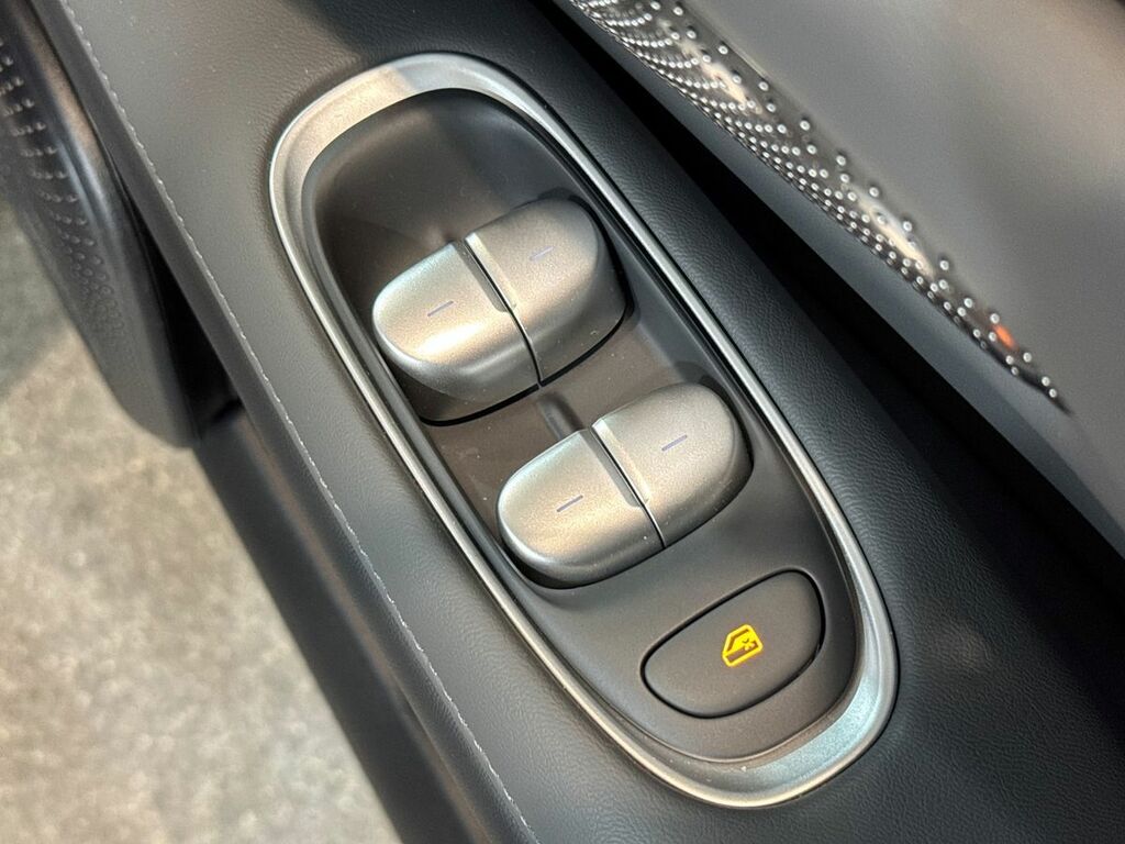 MG IM6 Launch Edition Awd 100Kwh White #39