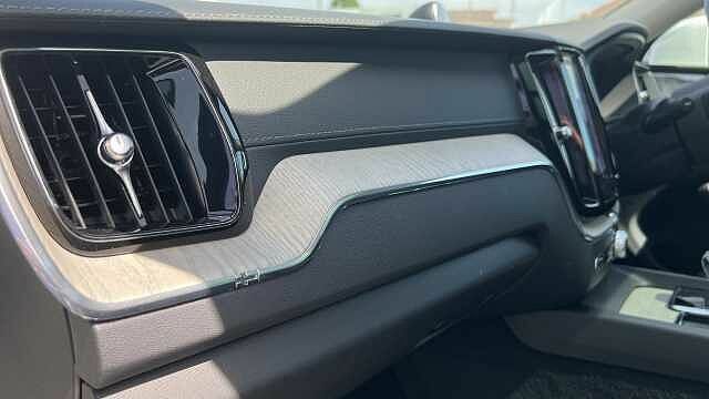 Volvo XC60 2L Inscription Expression White #24