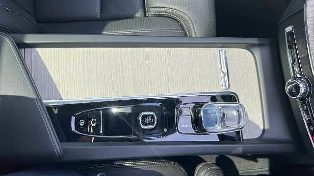 Volvo XC60 2L Inscription Expression White #37