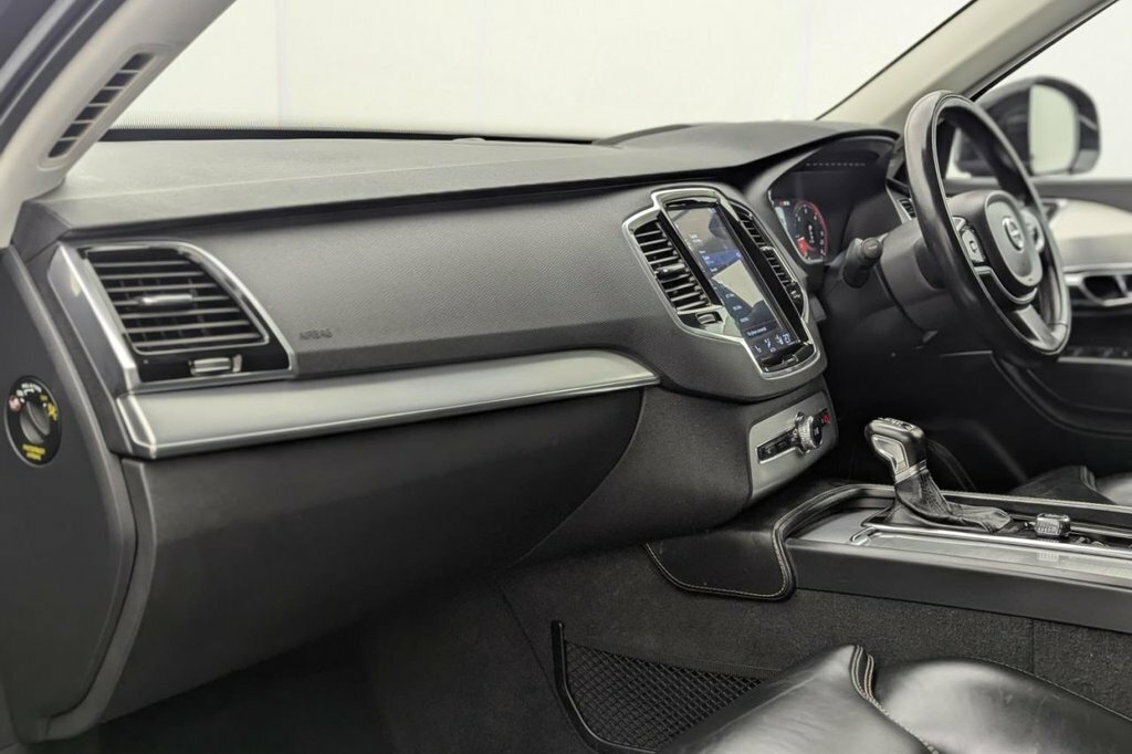 Volvo XC90 T8 Twin Engine Awd R-design White #25