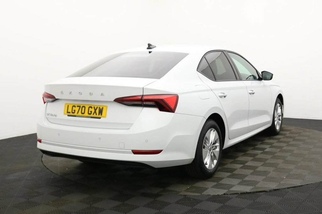 Skoda Octavia 1.5L Se Technology White #4