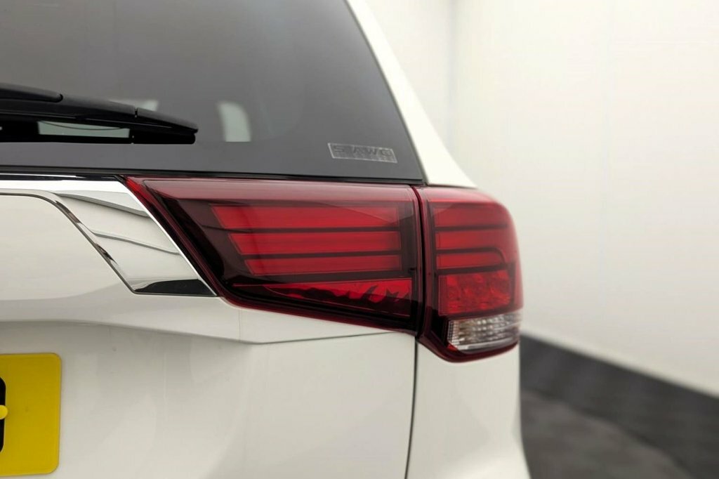 Mitsubishi Outlander 2.4 Phev Dynamic Estate White #48