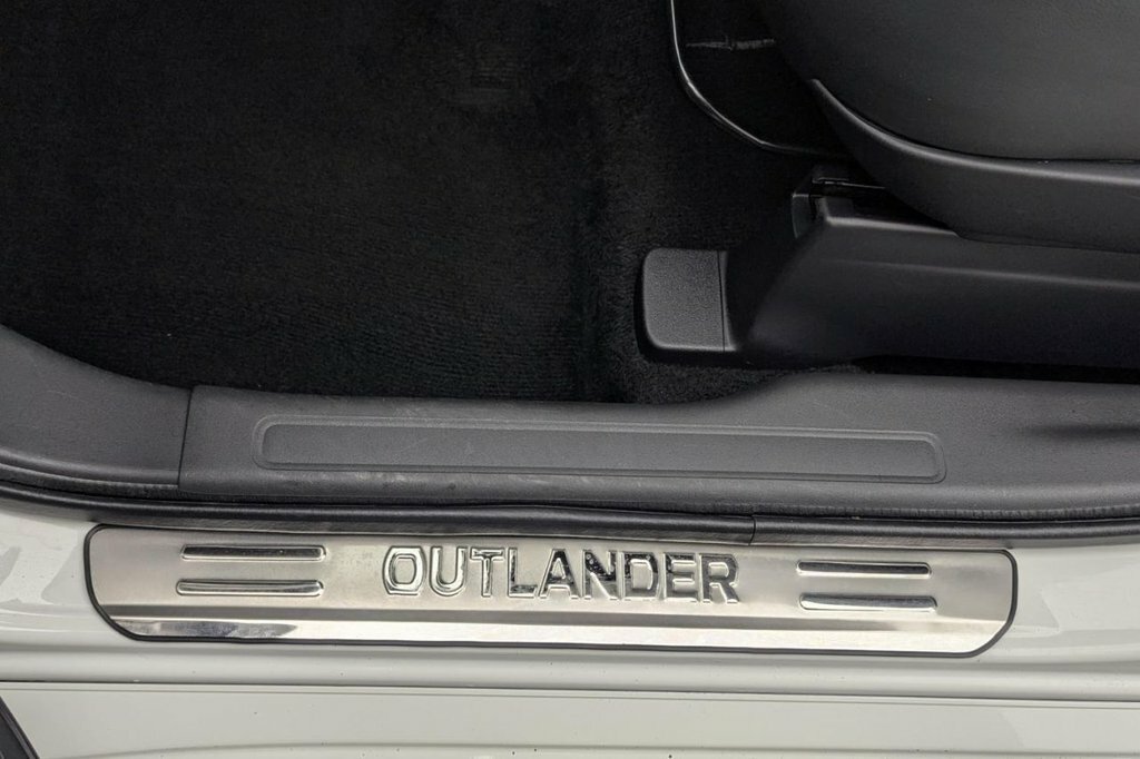 Mitsubishi Outlander 2.4 Phev Dynamic Estate White #25