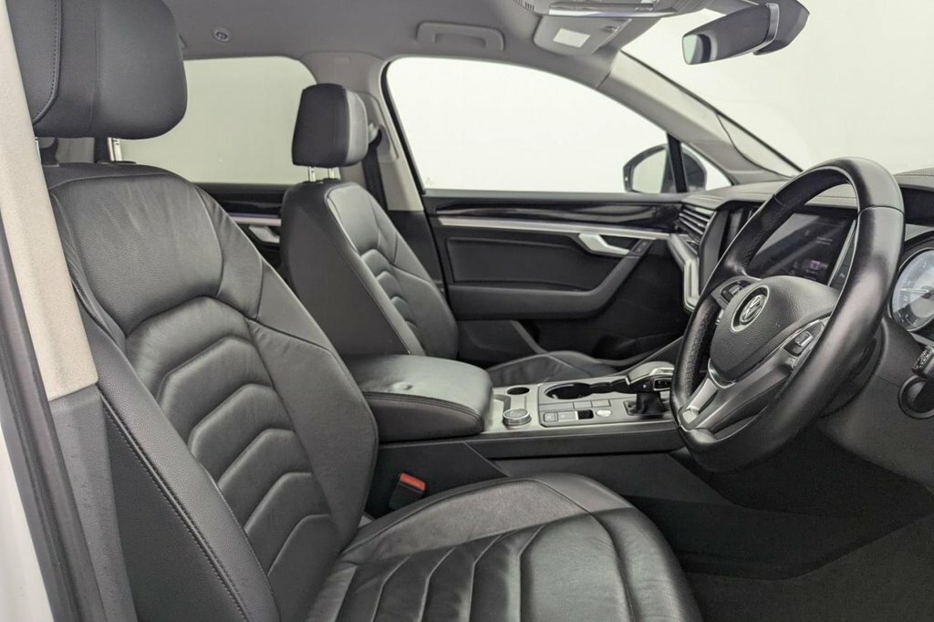 Volkswagen Touareg 3L Sel White #3