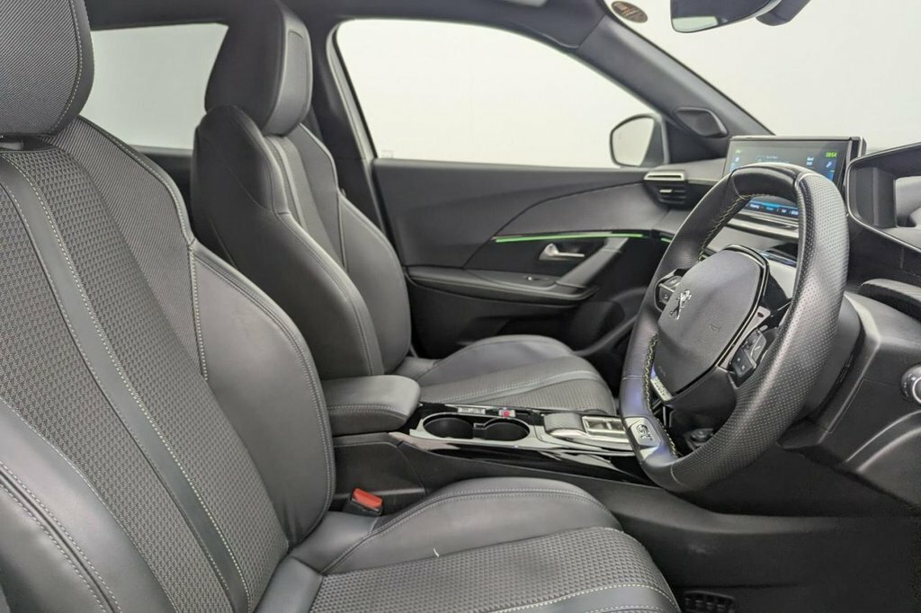 Peugeot e-2008 Suv White #3