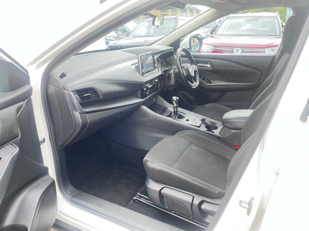 Nissan Qashqai 1.3 Dig-t Mhev Acenta Premium Euro 6 Ss White #2