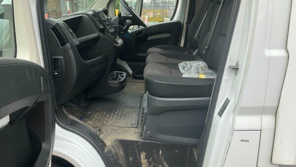 Peugeot Boxer 2.2 Bluehdi 335 Built For Business Luton Diese White #6