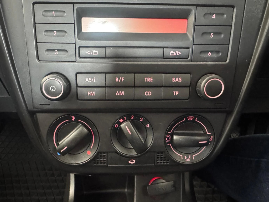 Volkswagen Fox 1.2L Urban 6V 54 Bhp Silver #32