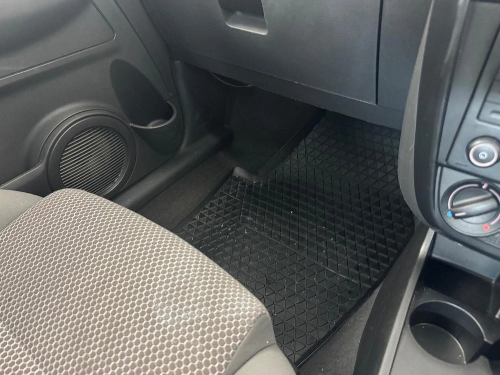 Volkswagen Fox 1.2L Urban 6V 54 Bhp Silver #38