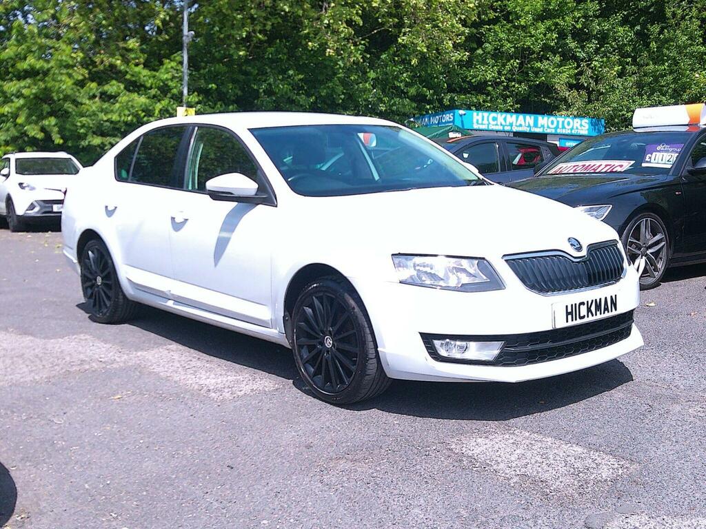 Skoda Octavia Hatchback 1.6 Tdi Black Edition Euro 5 Ss RE64OMV White #4
