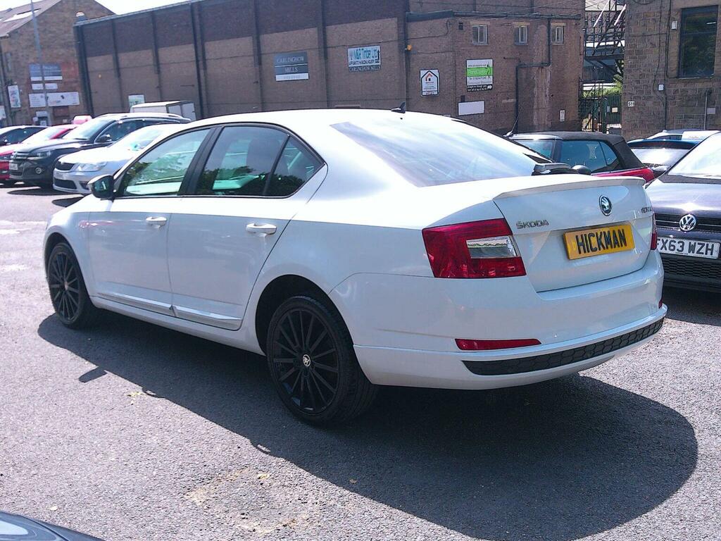 Skoda Octavia Hatchback 1.6 Tdi Black Edition Euro 5 Ss RE64OMV White #6