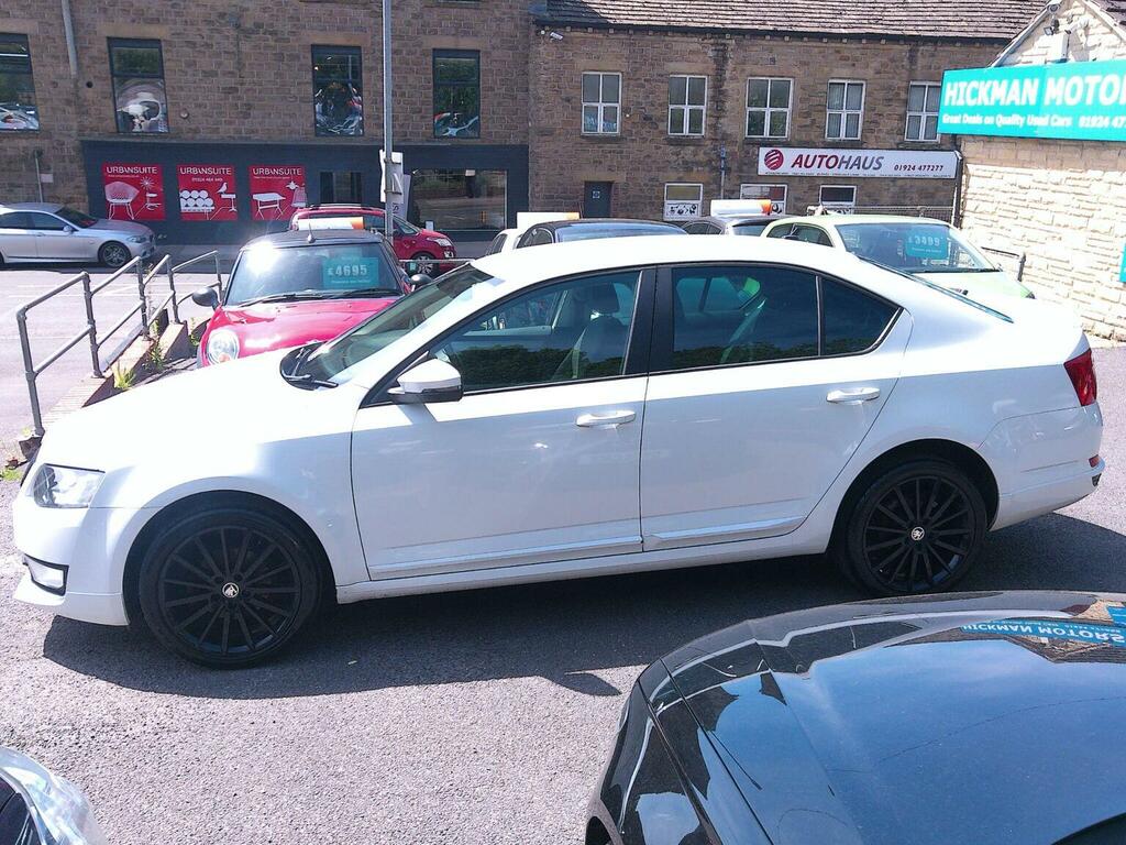 Skoda Octavia Hatchback 1.6 Tdi Black Edition Euro 5 Ss RE64OMV White #5