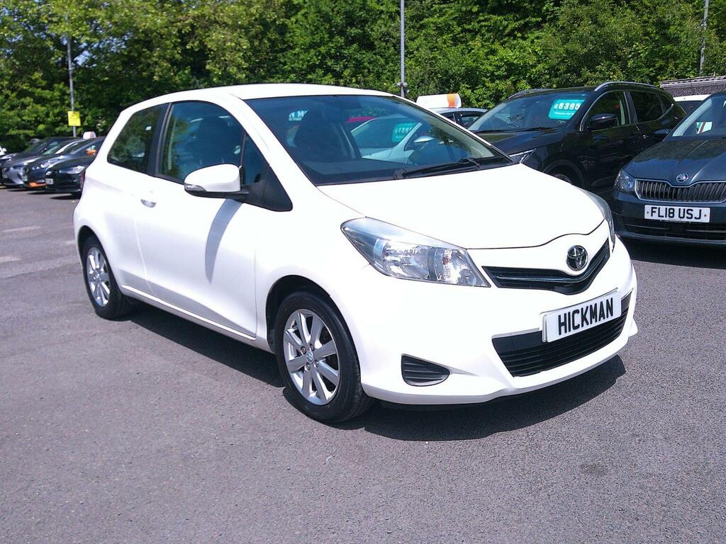 Toyota Yaris Hatchback 1.33 Dual Vvt-i Tr Euro 5 201212 ST12OVO White #4
