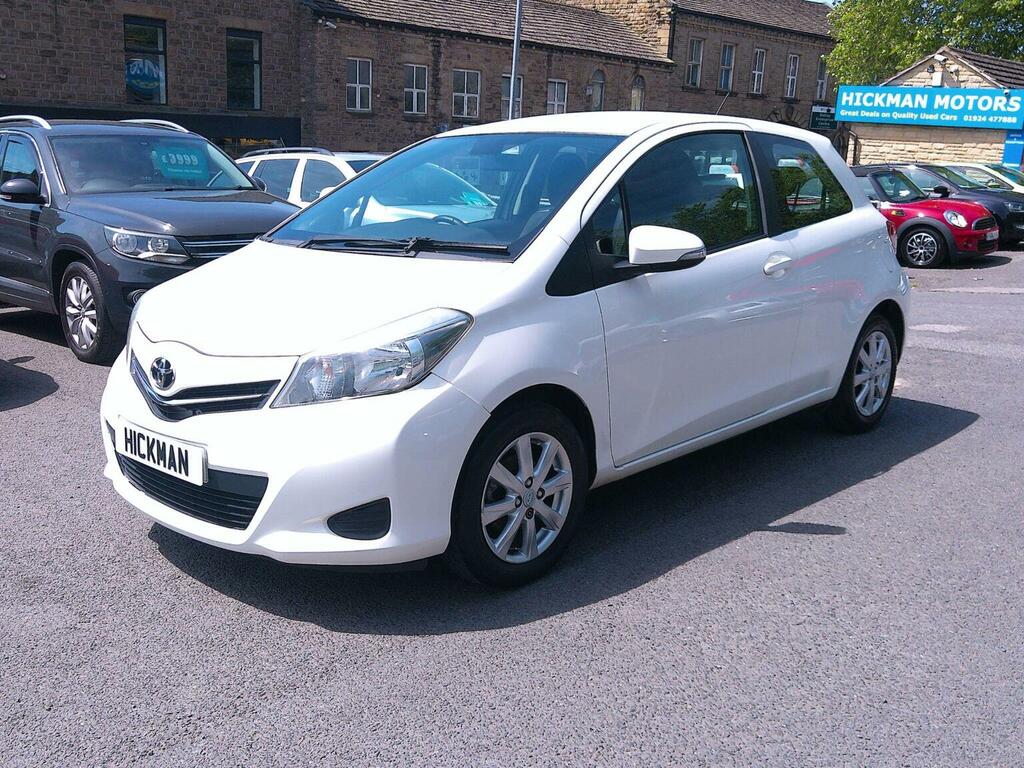 Toyota Yaris Hatchback 1.33 Dual Vvt-i Tr Euro 5 201212 White