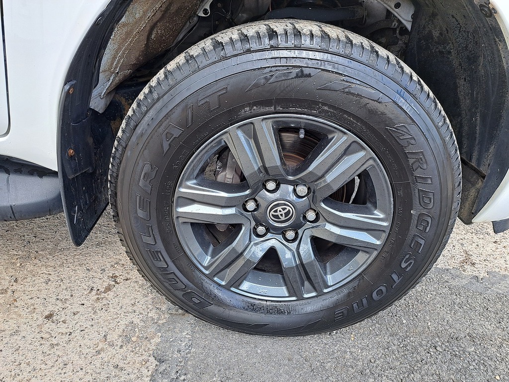 Toyota HILUX D-4d Icon White #6