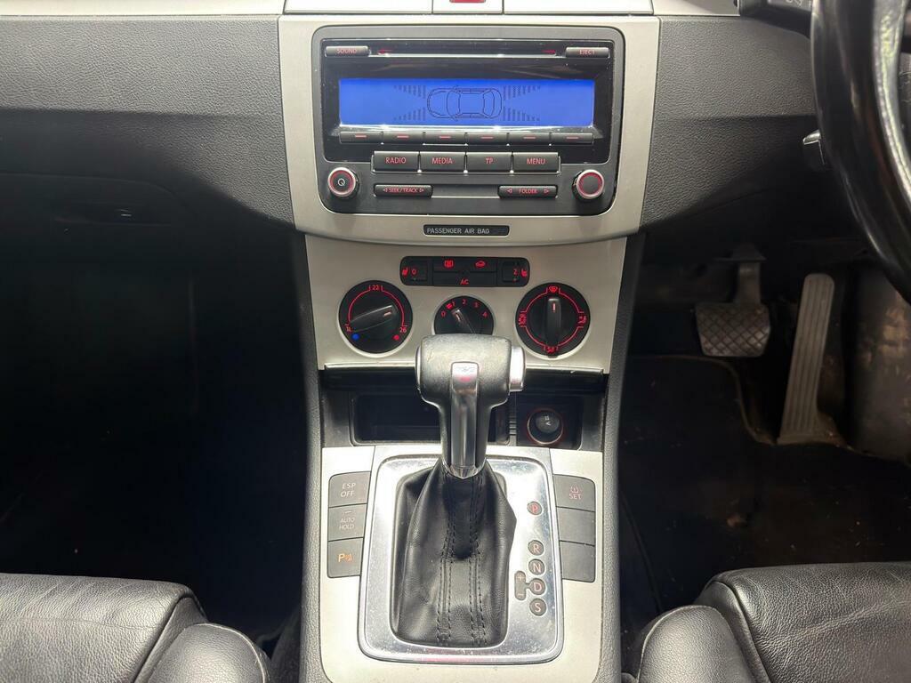 Volkswagen Passat S Black #9