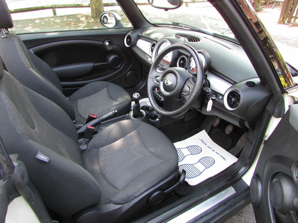 Mini Convertible 1.6 Cooper D White #6