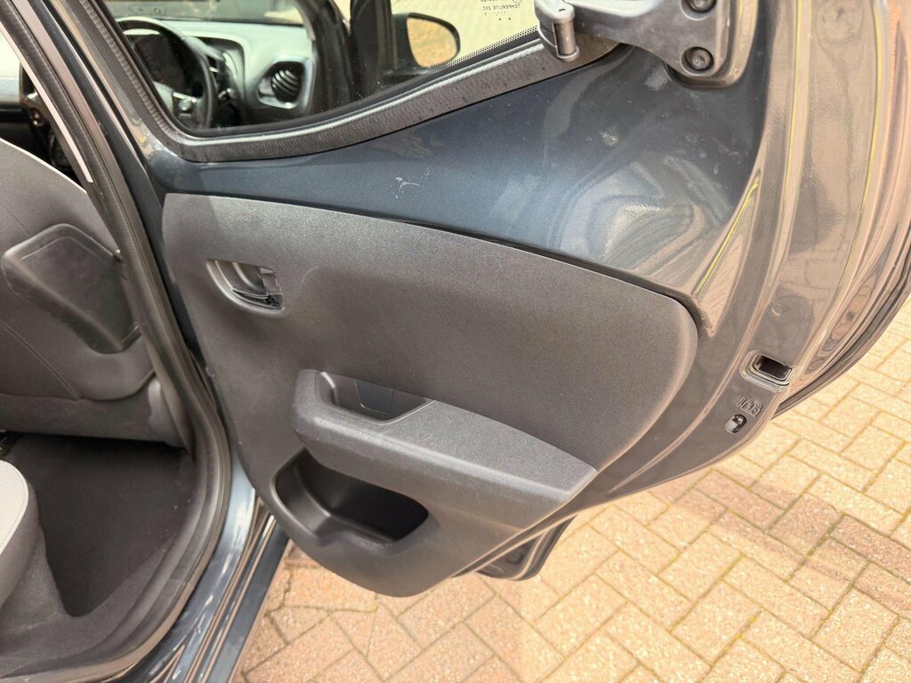 Toyota Aygo Hatchback White #15