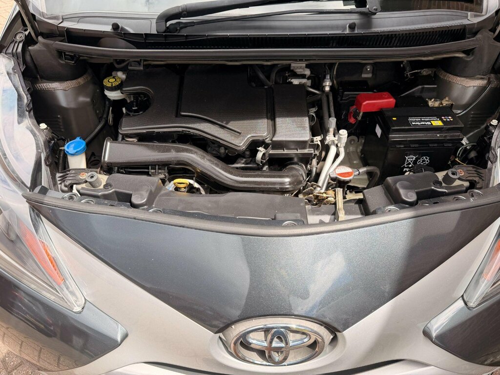 Toyota Aygo Hatchback White #28