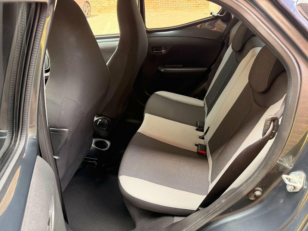 Toyota Aygo Hatchback White #18