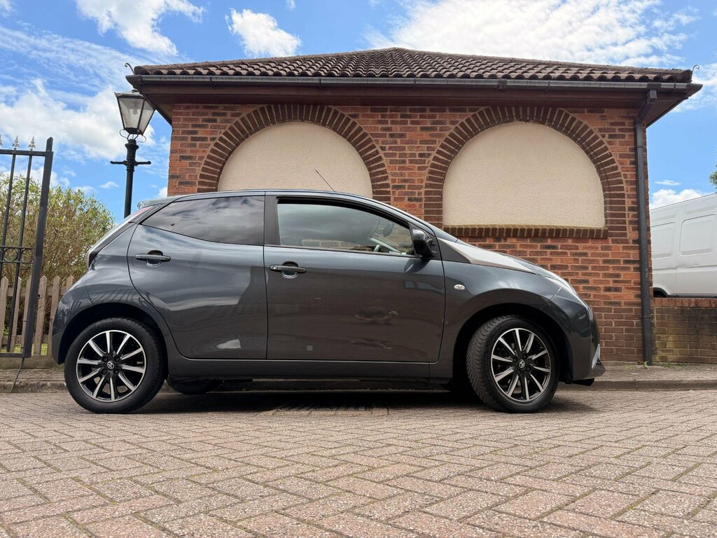 Toyota Aygo Hatchback White #31