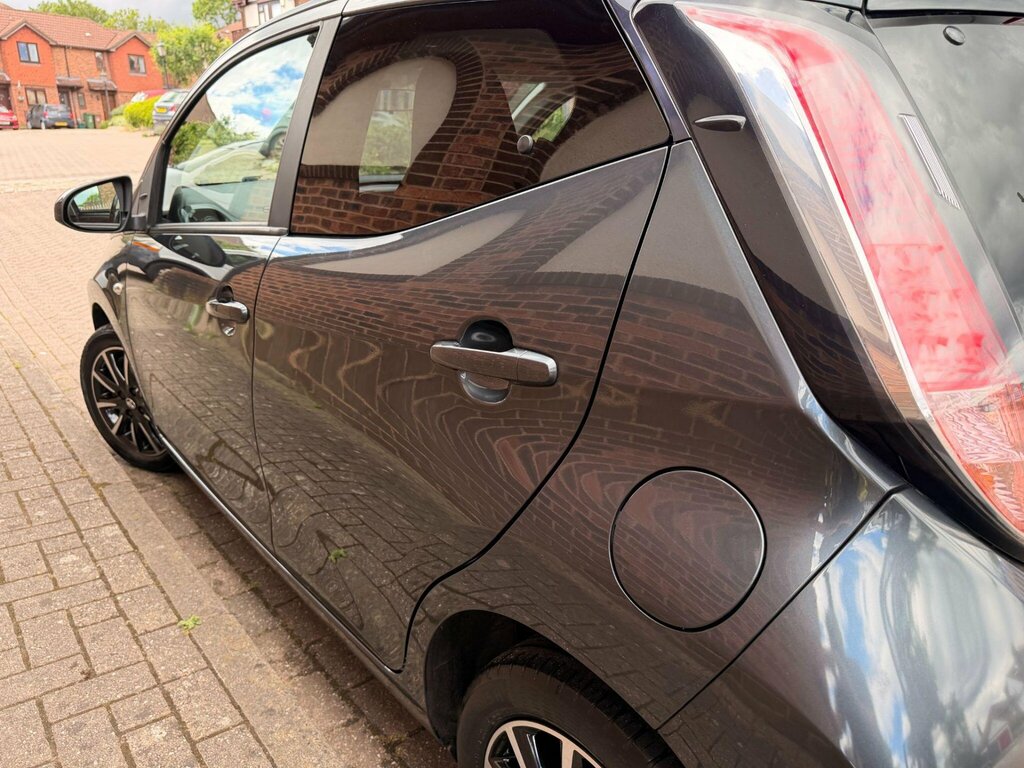 Toyota Aygo Hatchback White #34