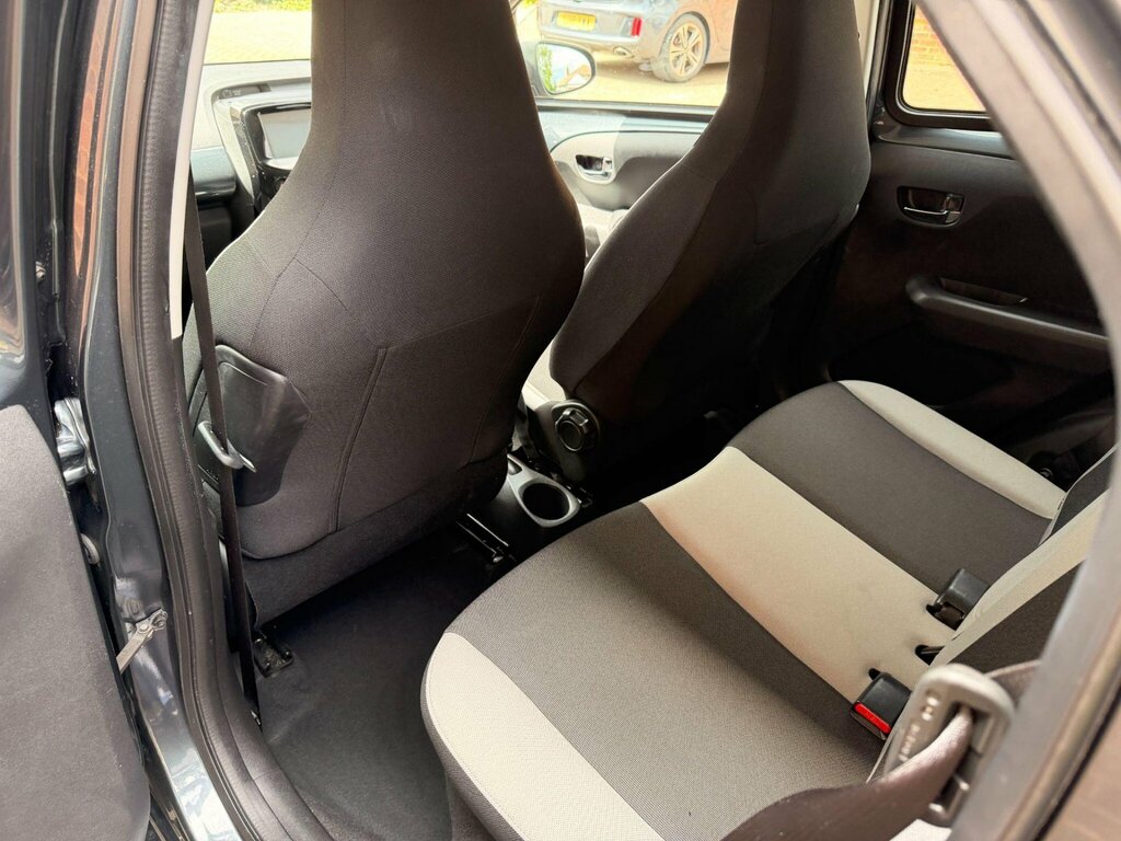Toyota Aygo Hatchback White #19