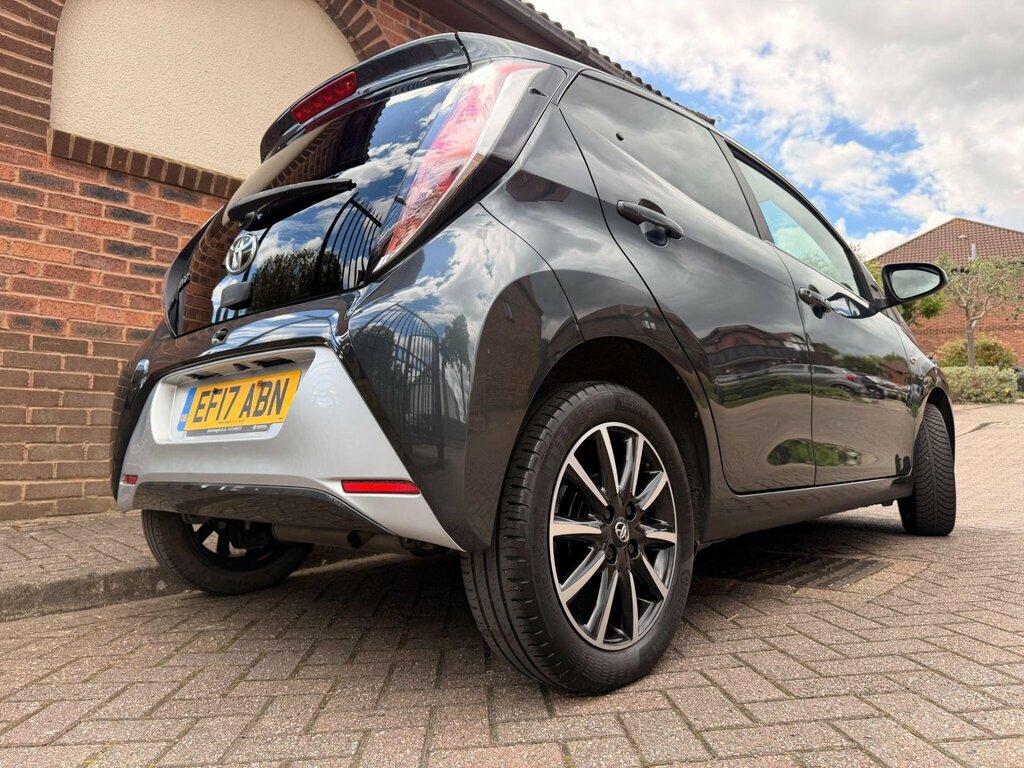 Toyota Aygo Hatchback White #32