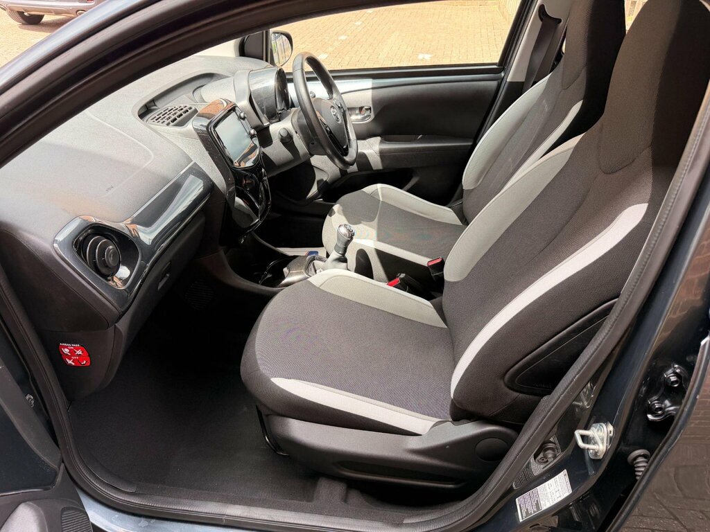 Toyota Aygo Hatchback White #21