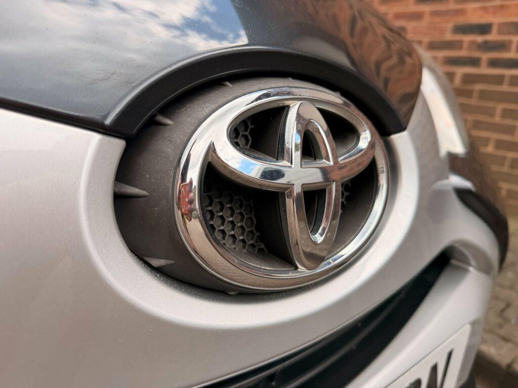 Toyota Aygo Hatchback White #42