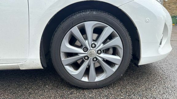 Toyota Auris 1.4 Icon D-4d 89 Bhp White #9