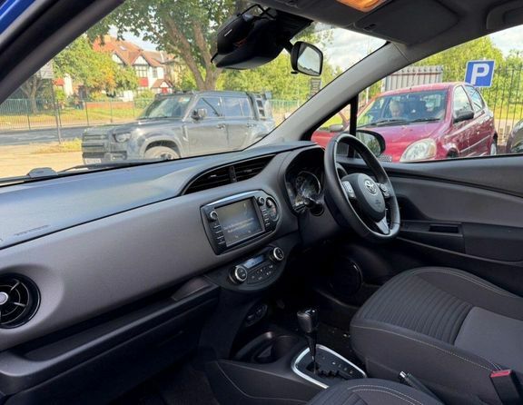 Toyota Yaris Icon Tech 1.5 Red #4