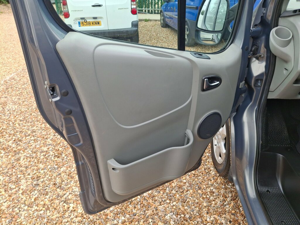 Renault Trafic Combi Van Silver #20