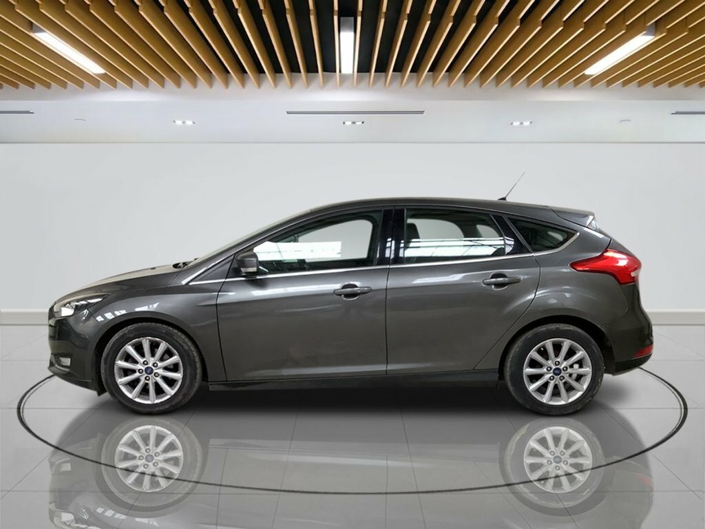 Ford Focus Hatchback MW66VDJ Grey #5