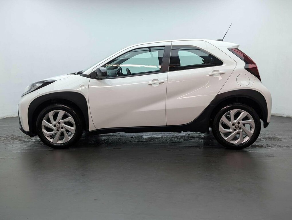 Toyota Aygo X 1L Pure LP72WNG White #5