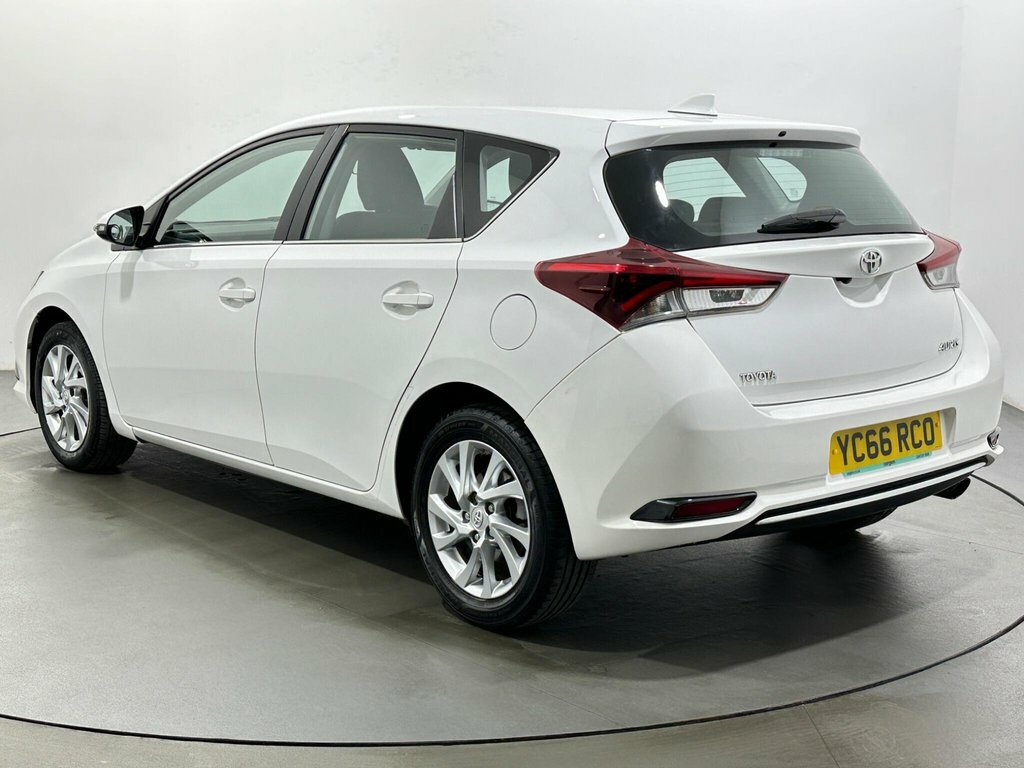 Toyota Auris 1.2L Icon White #5